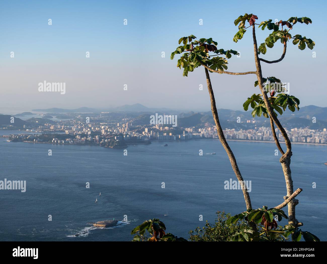 Rio de Janeiro, Brasile: Splendida vista panoramica dello skyline di Niteroi vista dal Morro da Urca, prima stazione della funivia del Pan di zucchero Foto Stock