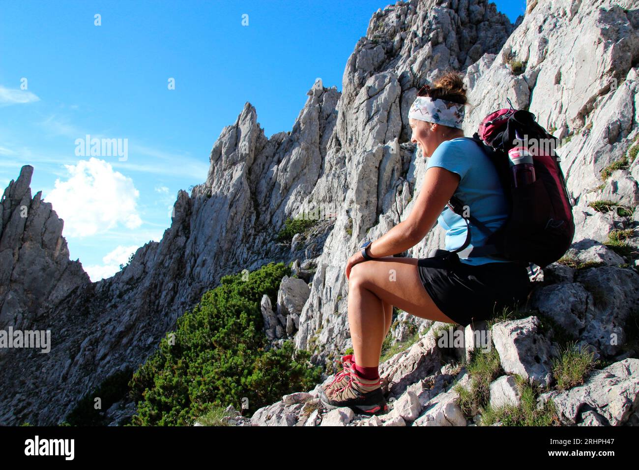 Giovane donna in escursione a Vierspitze (2054 m) a Karwendel prelevato da un lato, riposo, pausa, Germania, Baviera, alta Baviera, Werdenfelser Land, Isartal, Mittenwald Foto Stock