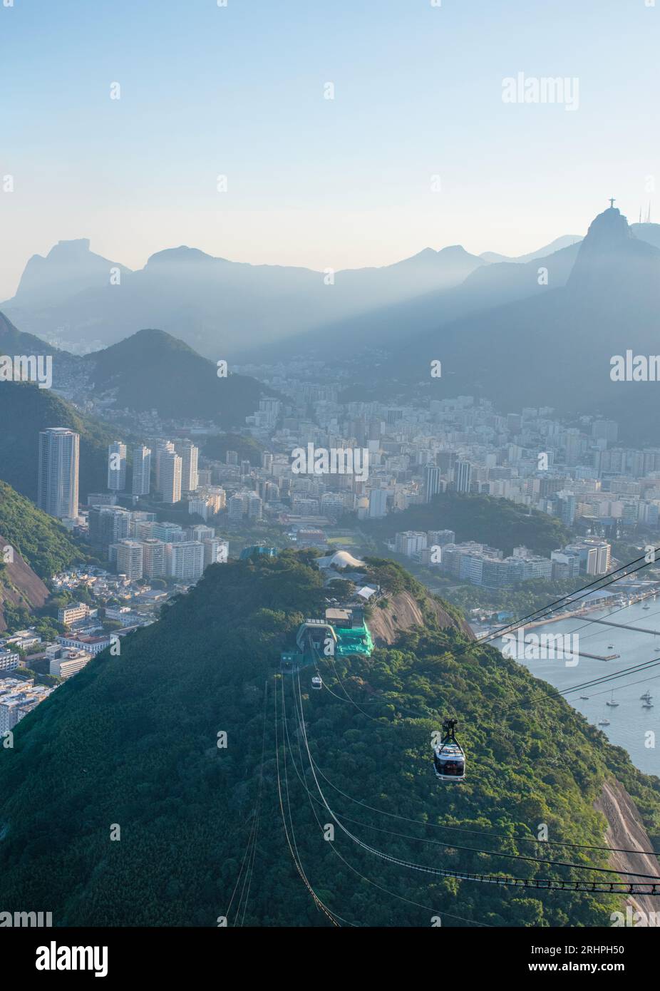 Rio de Janeiro, Brasile: La funivia del Pan di zucchero e la splendida vista panoramica dello skyline della città con montagne, spiagge e quartieri Foto Stock