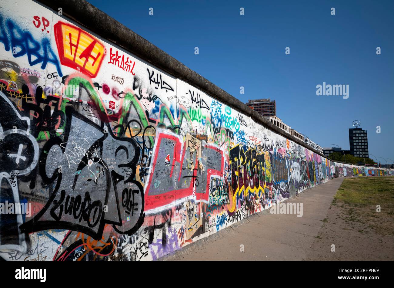 Graffiti sul retro dell'ex muro di Berlino, East Side Gallery, Mercedes-Benz Arena, Berlino, Germania Foto Stock