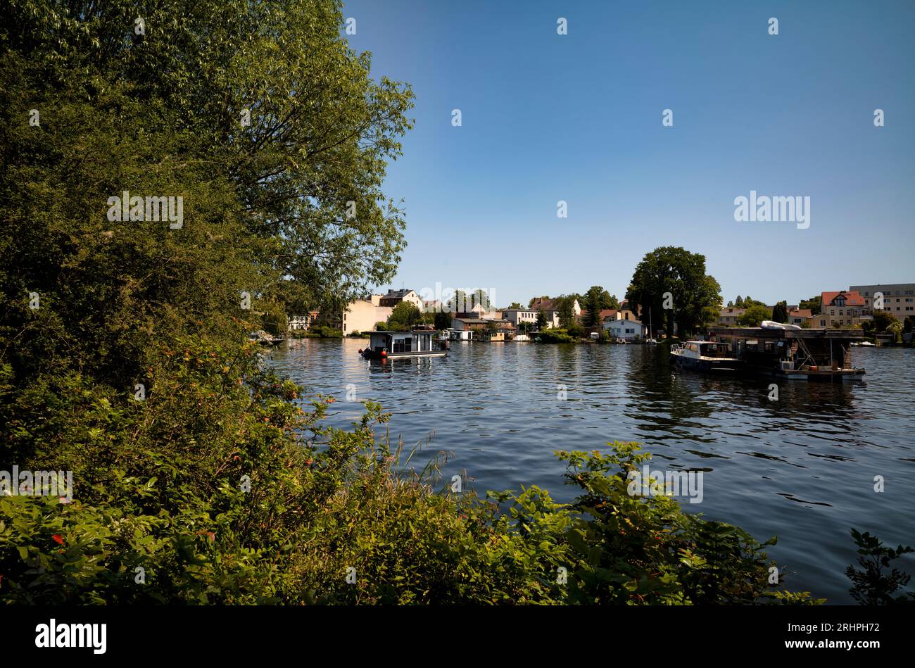 Case galleggianti ancorate sul Dahme, Köpenick, Berlino, Germania Foto Stock