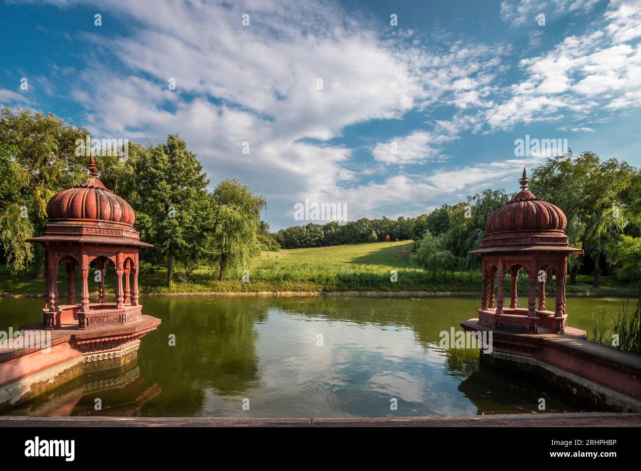 Valle di Krishna sul lago Balaton in Ungheria. Tramonto sul lago con piccoli templi o pagode Foto Stock