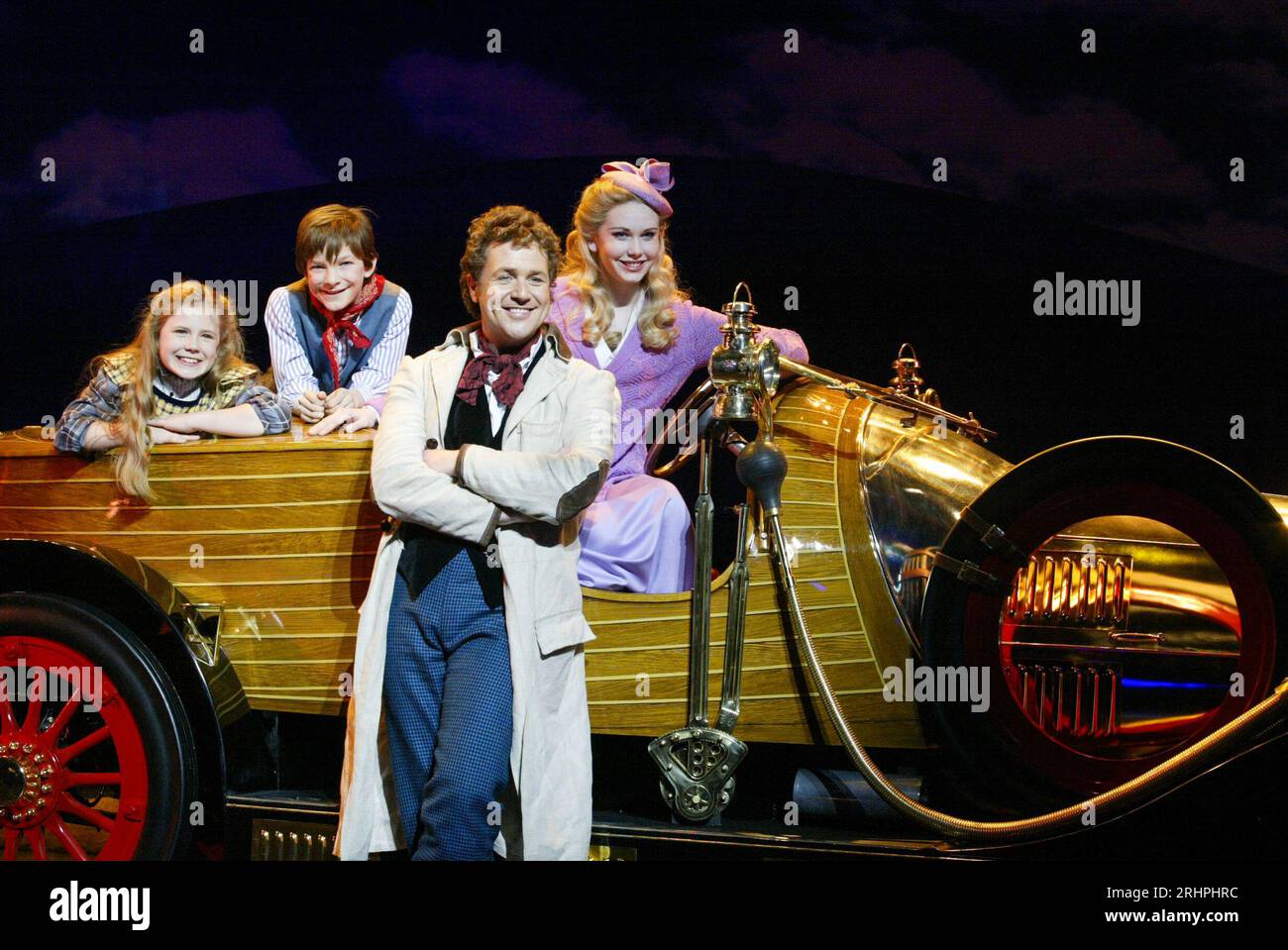 l-r: Lauren Morgan (Jemima Potts), Harry Smith (Jeremy Potts), Michael Ball (Caractacus Potts), Emma Williams (Truly Srumptious) in CHITTY CHITTY BANG BANG al London Palladium, London W1 16/04/2002 musica e testi: Richard M Sherman e Robert B Sherman adattato per il palco da Jeremy Sams design: Anthony Ward illuminazione: Mark Henderson musical messa in scena e coreografia: Gillian Lynne regista: Adrian Noble Foto Stock l-r: Lauren Morgan (Jemima Potts), Harry Smith (Jeremy Potts), Michael Ball (Caractacus Potts), Emma Williams (Truly Srumptious) in CHITTY CHITTY BANG BANG al London Palladium, London W1 16/04/2002 musica e testi: Richard M Sherman e Robert B Sherman adattato per il palco da Jeremy Sams design: Anthony Ward illuminazione: Mark Henderson musical messa in scena e coreografia: Gillian Lynne regista: Adrian Noble Foto Stock