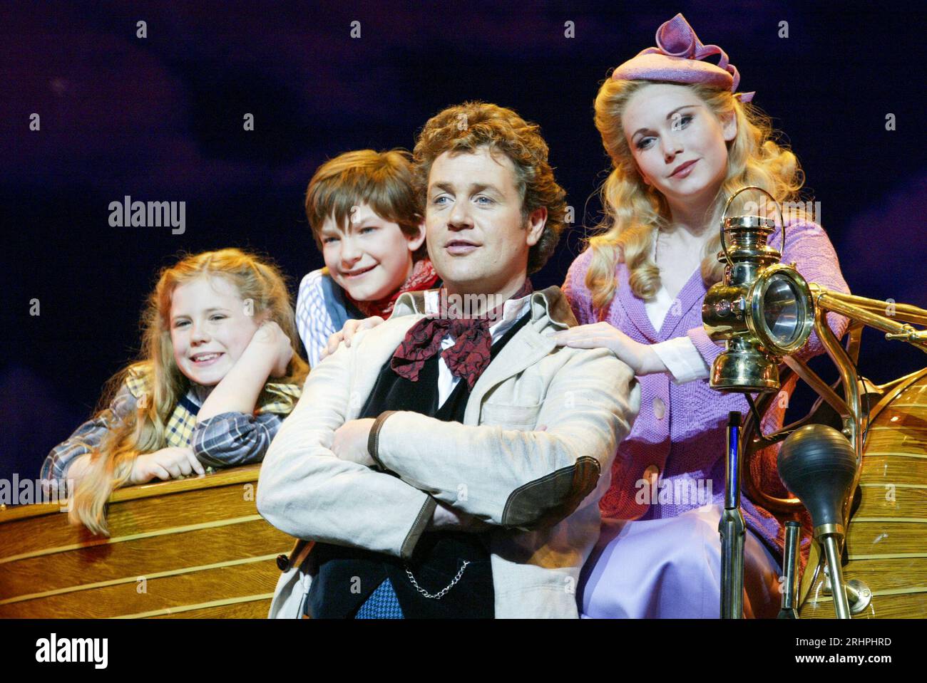 l-r: Lauren Morgan (Jemima Potts), Harry Smith (Jeremy Potts), Michael Ball (Caractacus Potts), Emma Williams (Truly Srumptious) in CHITTY CHITTY BANG BANG al London Palladium, London W1 16/04/2002 musica e testi: Richard M Sherman e Robert B Sherman adattato per il palco da Jeremy Sams design: Anthony Ward illuminazione: Mark Henderson musical messa in scena e coreografia: Gillian Lynne regista: Adrian Noble Foto Stock l-r: Lauren Morgan (Jemima Potts), Harry Smith (Jeremy Potts), Michael Ball (Caractacus Potts), Emma Williams (Truly Srumptious) in CHITTY CHITTY BANG BANG al London Palladium, London W1 16/04/2002 musica e testi: Richard M Sherman e Robert B Sherman adattato per il palco da Jeremy Sams design: Anthony Ward illuminazione: Mark Henderson musical messa in scena e coreografia: Gillian Lynne regista: Adrian Noble Foto Stock