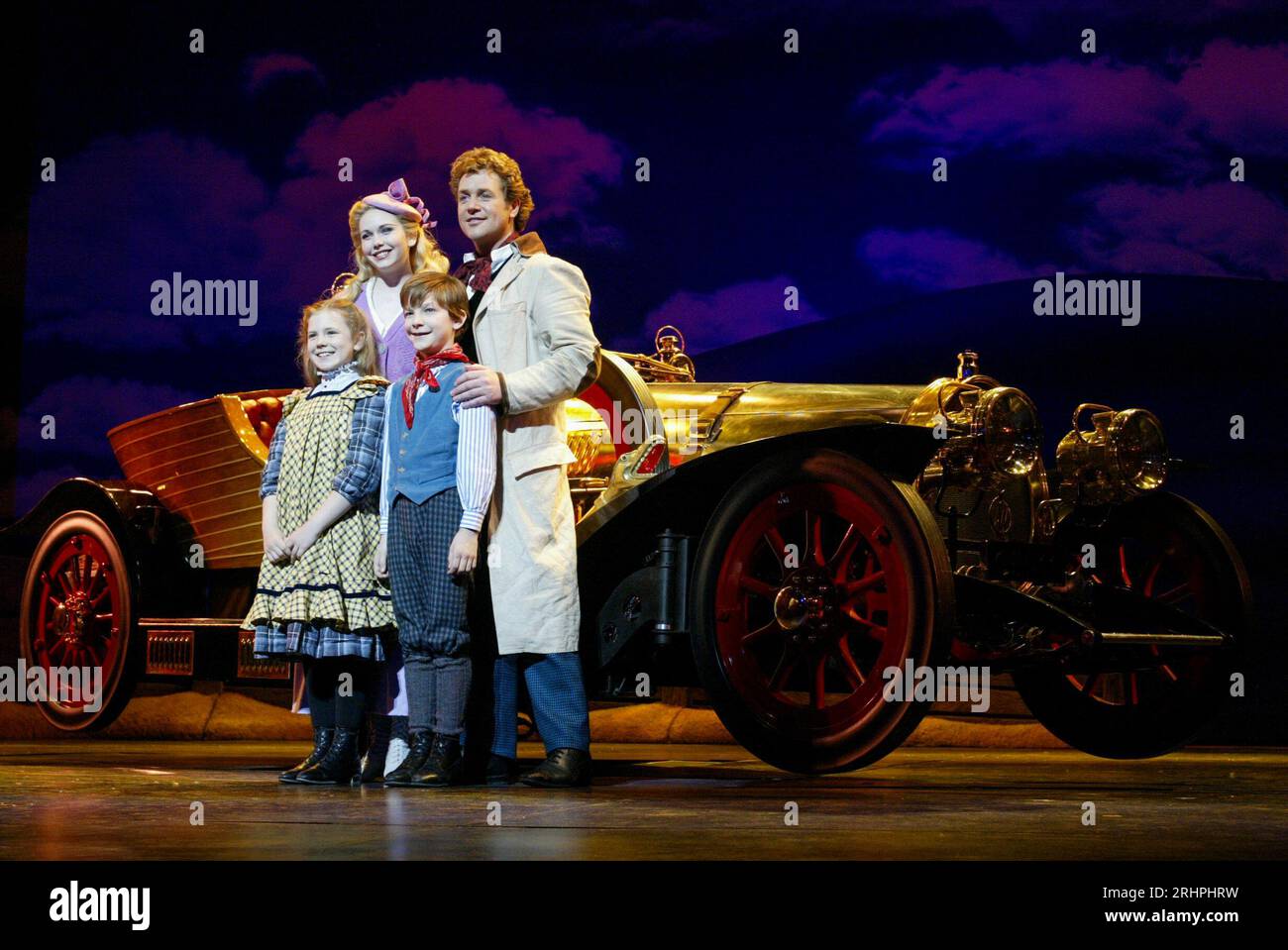 l-r: Lauren Morgan (Jemima Potts), Emma Williams (Truly Srumptious), Harry Smith (Jeremy Potts), Michael Ball (Caractacus Potts) in CHITTY CHITTY BANG BANG al London Palladium, London W1 16/04/2002 musica e testi: Richard M Sherman e Robert B Sherman adattato per il palco da Jeremy Sams design: Anthony Ward illuminazione: Mark Henderson musical messa in scena e coreografia: Gillian Lynne regista: Adrian Noble Foto Stock