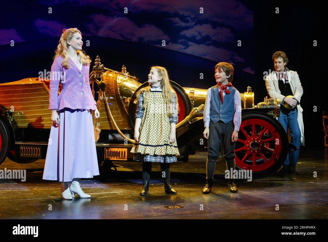 l-r: Emma Williams (Truly Srumptious), Lauren Morgan (Jemima Potts), Harry Smith (Jeremy Potts), Michael Ball (Caractacus Potts) in CHITTY CHITTY BANG BANG al London Palladium, London W1 16/04/2002 musica e testi: Richard M Sherman e Robert B Sherman adattato per il palco da Jeremy Sams design: Anthony Ward illuminazione: Mark Henderson musical messa in scena e coreografia: Gillian Lynne regista: Adrian Noble Foto Stock l-r: Emma Williams (Truly Srumptious), Lauren Morgan (Jemima Potts), Harry Smith (Jeremy Potts), Michael Ball (Caractacus Potts) in CHITTY CHITTY BANG BANG al London Palladium, London W1 16/04/2002 musica e testi: Richard M Sherman e Robert B Sherman adattato per il palco da Jeremy Sams design: Anthony Ward illuminazione: Mark Henderson musical messa in scena e coreografia: Gillian Lynne regista: Adrian Noble Foto Stock