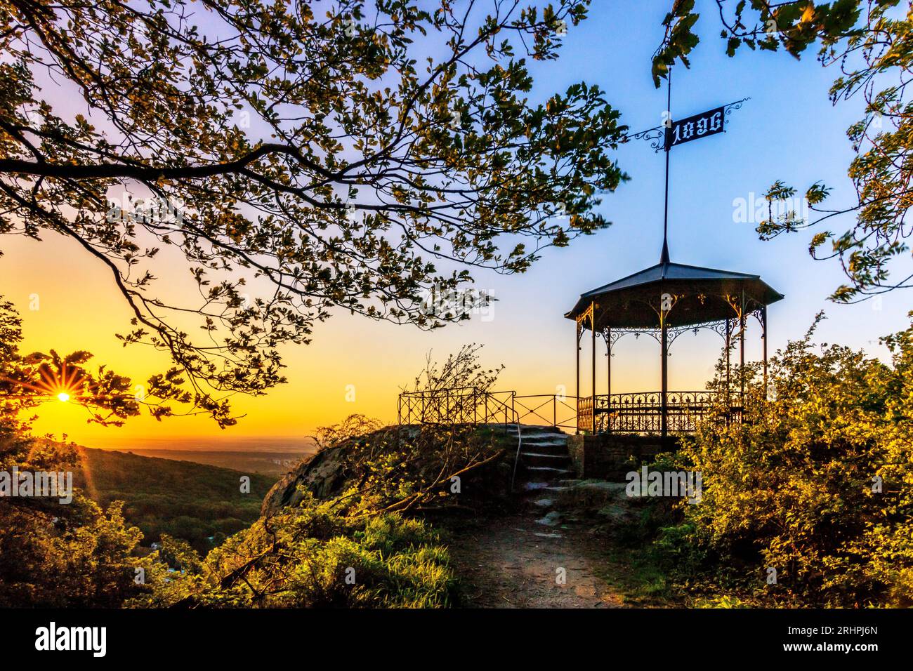 Vista del paesaggio dal Vordertaunus a Francoforte, splendido punto panoramico vicino a Königstein a Dettweiler Tempel all'alba Foto Stock