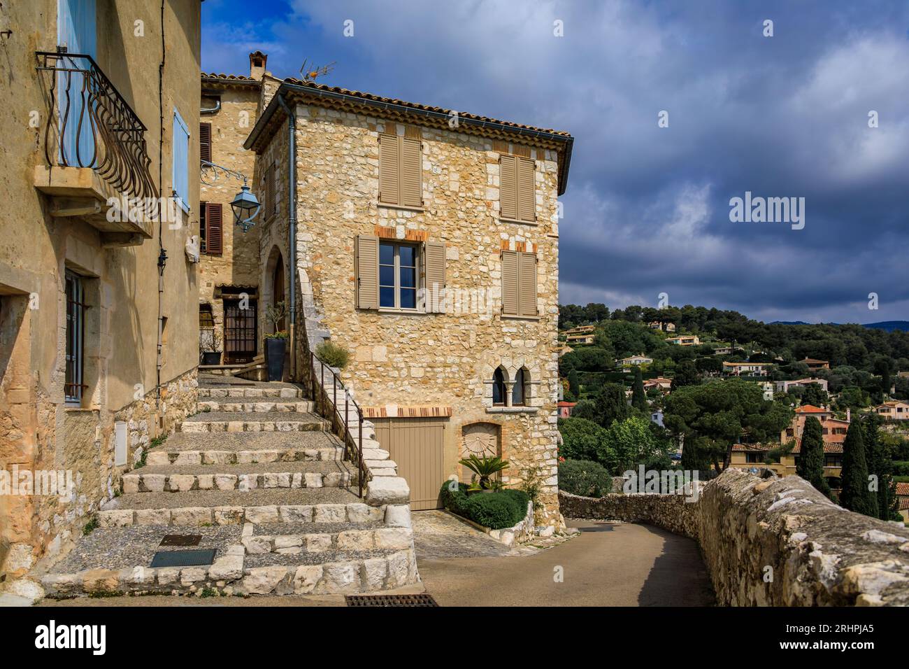 Vecchie case in pietra tradizionali in una strada nella città medievale di Saint Paul de Vence, Costa Azzurra, nel sud della Francia Foto Stock