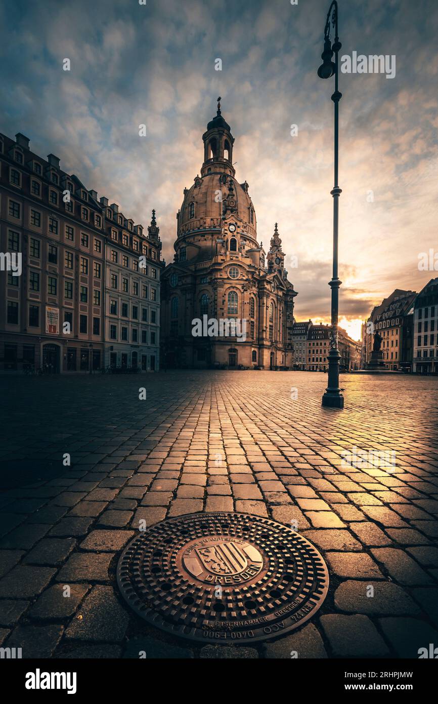 Chiesa di nostra Signora di Dresda all'alba, ciottoli, copertura di tombini di Dresda Foto Stock