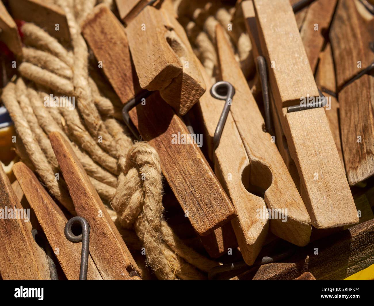 Una ciotola di clothespins Foto Stock