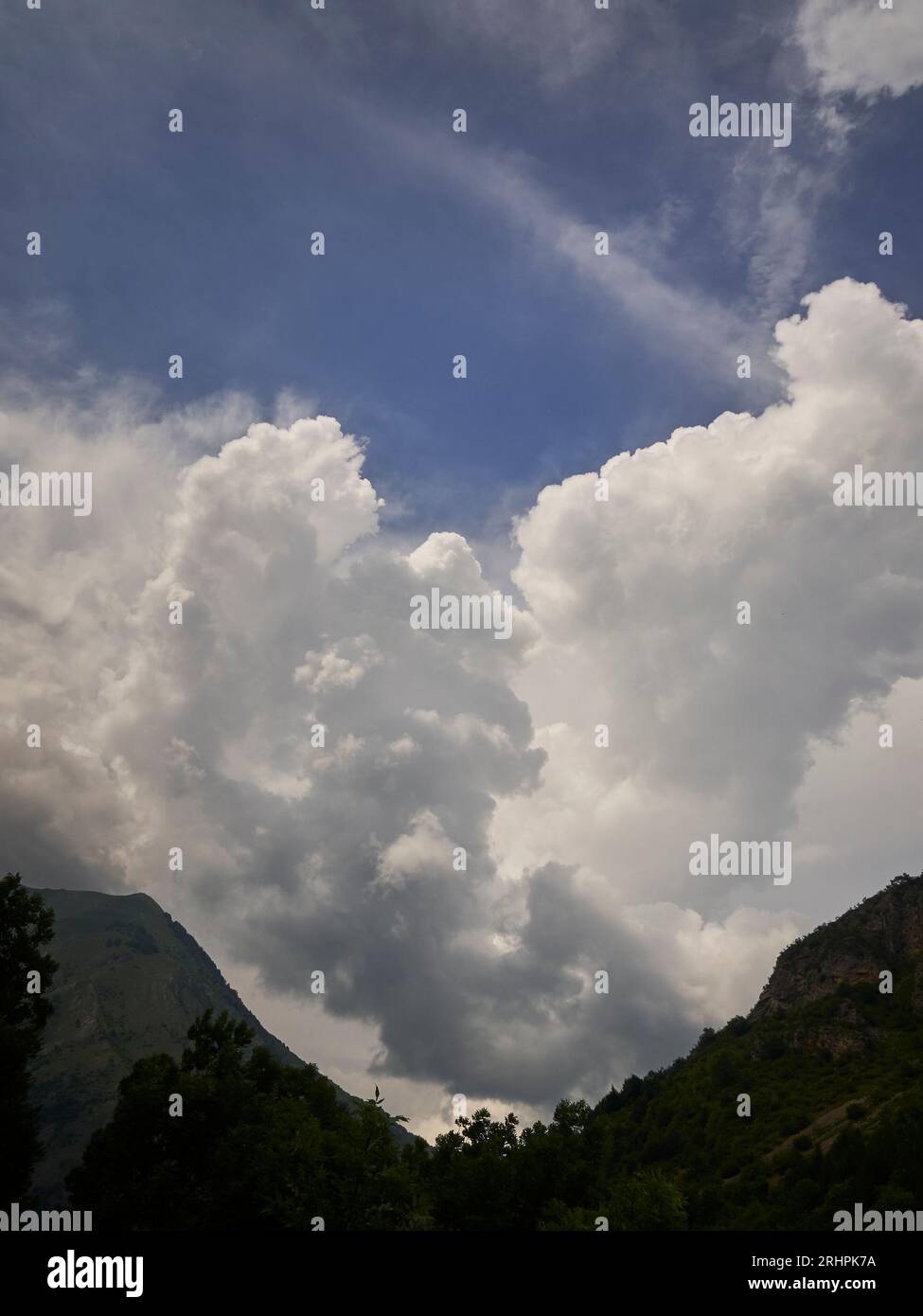 Nuvole di tempesta in arrivo. Alpi italiane, Entracque, Cuneo, Piemonte, Italia. Foto Stock