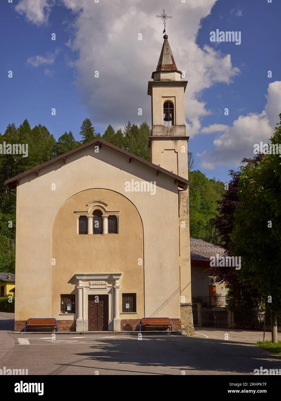 Chiesa di Sant'Antonio. Entracque, Cuneo, Piemonte, Italia. Una chiesa di un villaggio alpino Foto Stock