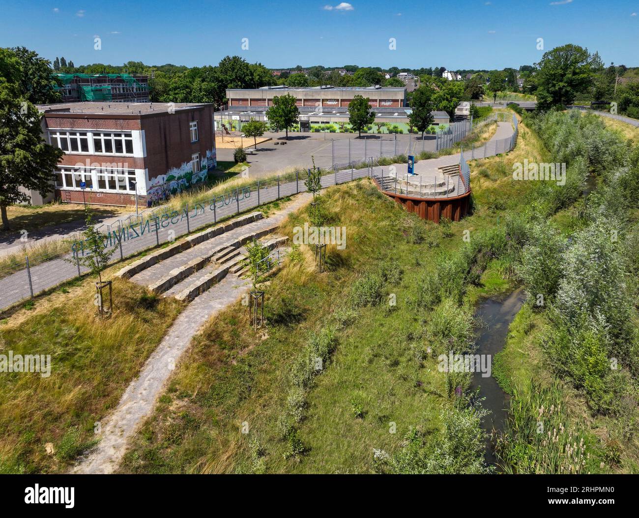 Recklinghausen, Renaturalized Hellbach, Germania - CLASSE BLU presso la Käthe Kollwitz Comprehensive School. Le "aule blu" sono piccoli anfiteatri direttamente sul corso d'acqua Foto Stock