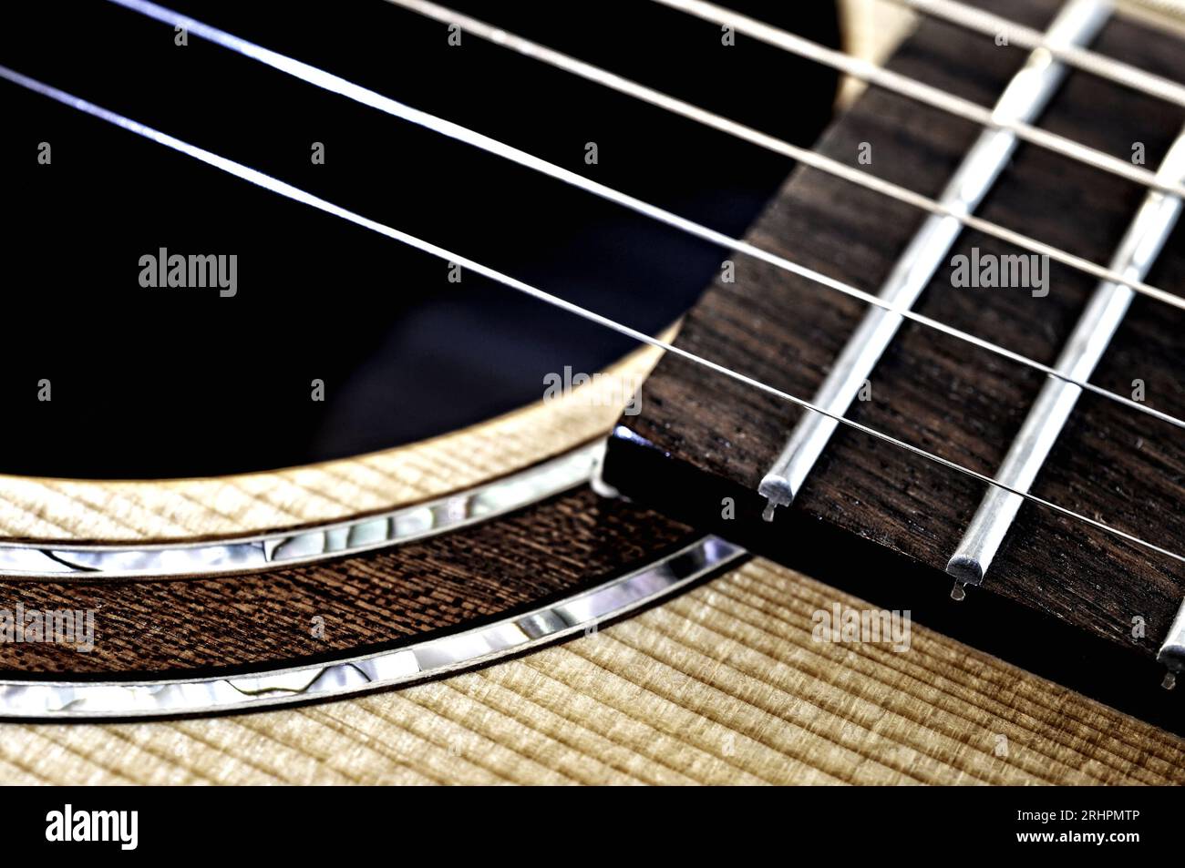 Buco sonoro di una chitarra acustica, dettaglio, primo piano Foto Stock
