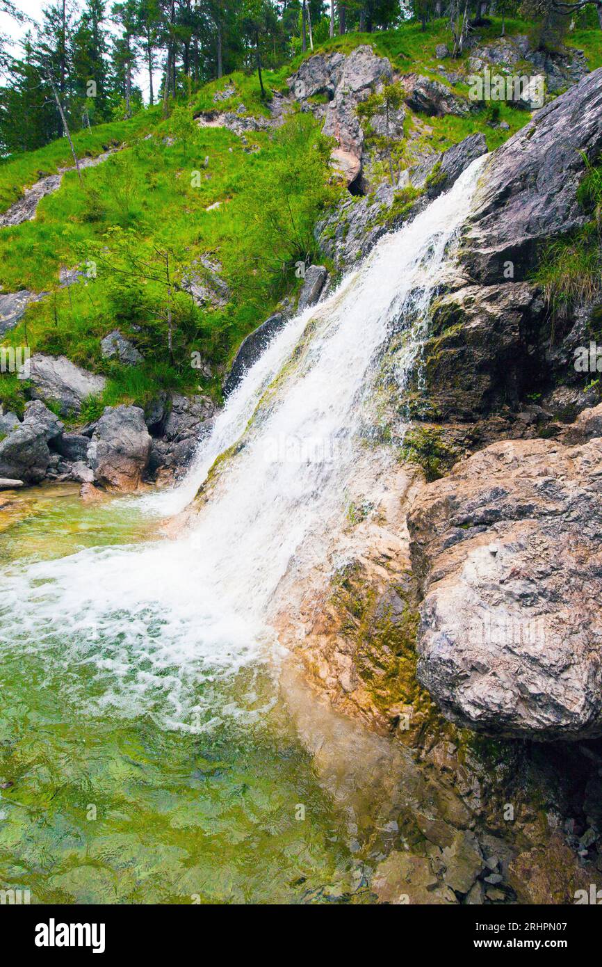 Cascata nel Gassellahnbach vicino a Mittenwald. Un torrente non sviluppato. Foto Stock