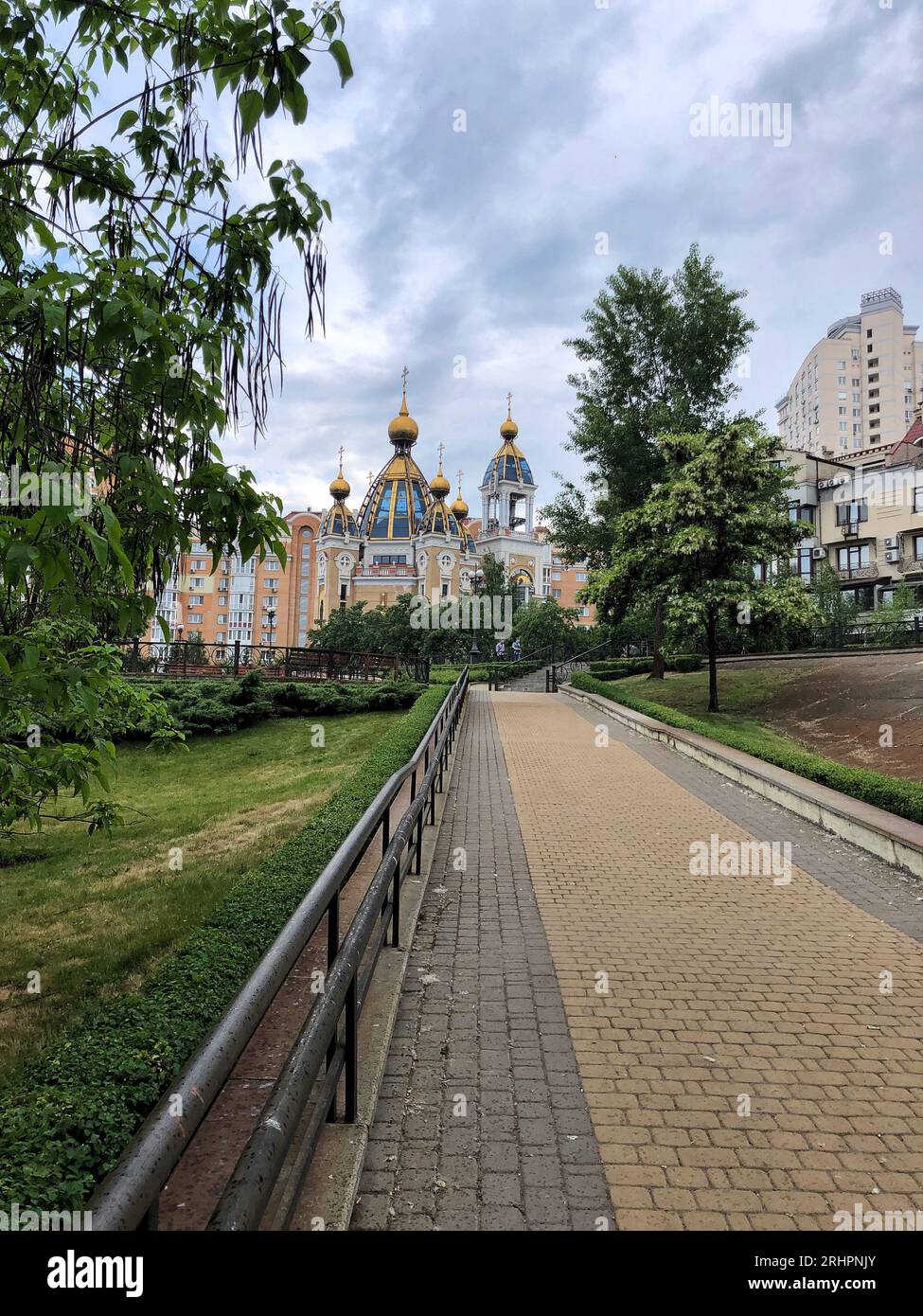 27.05.2023, Ucraina, Kiev, parco di Natalka con una chiesa tra gli alberi a Kiev Foto Stock