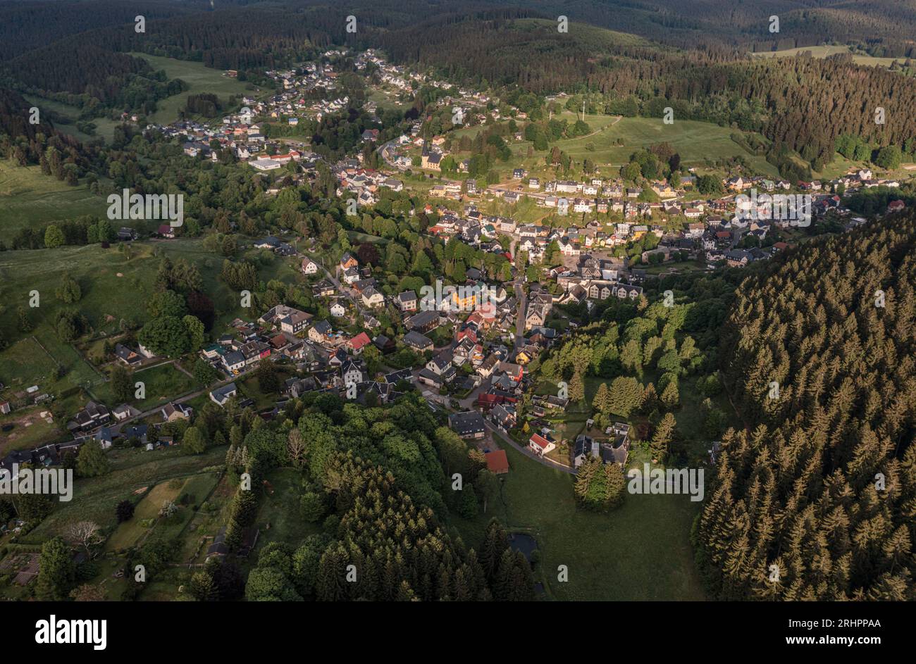 Germania, Turingia, Ilmenau, Stützerbach, villaggio, foresta, montagne, panoramica, vista obliqua, vista aerea Foto Stock
