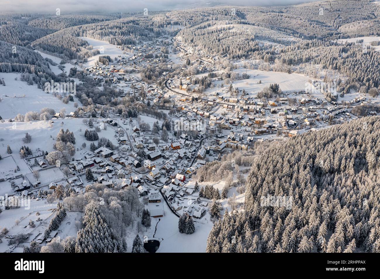 Germania, Turingia, Ilmenau, Stützerbach, villaggio, foresta, montagne, neve, luce mattutina, panoramica, vista obliqua, vista aerea Foto Stock