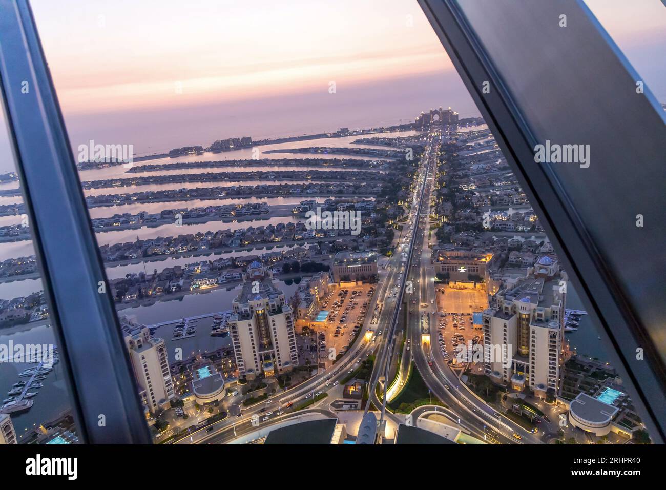 I grattacieli della città di Dubai di sera sotto le luci. Concetto di viaggio. Dubai, Emirati Arabi Uniti Foto Stock