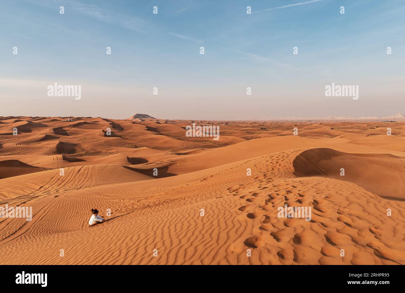 Il quartiere vuoto, o Rub al Khali, il più grande cervo di sabbia del mondo a Dubai. Bambina nel deserto. Dubai, Emirati Arabi Uniti Foto Stock