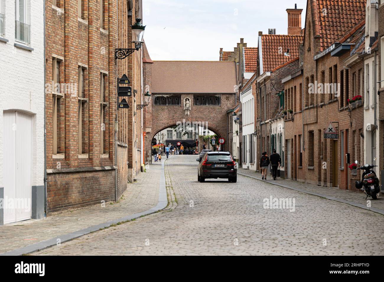 Un edificio ad arco che unisce insieme i due lati della strada, a Bruge, in Belgio Foto Stock