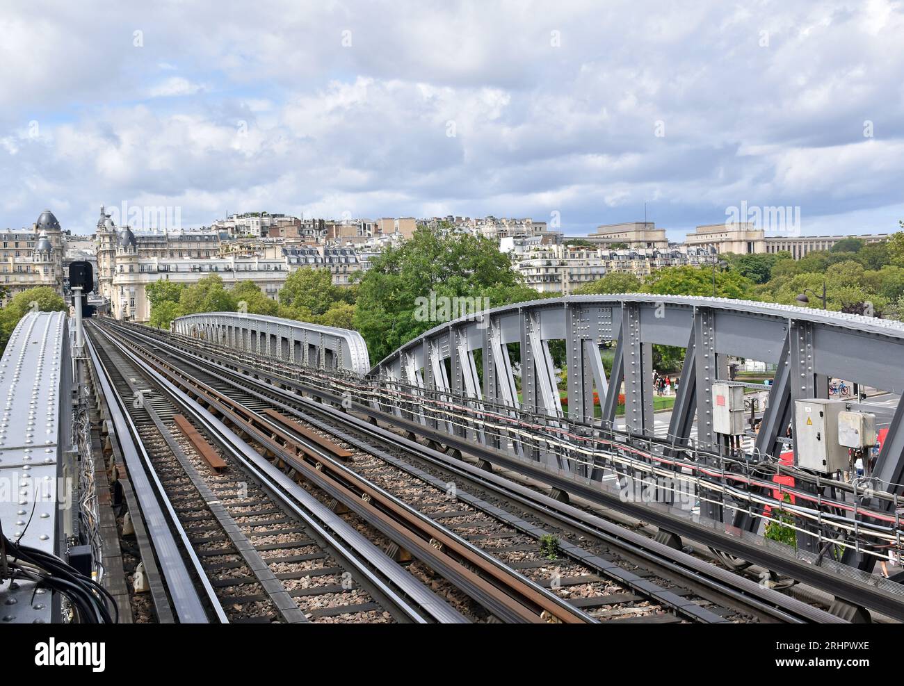 Vista dalla stazione di Bir Hakeim, linea 6 della metropolitana sopraelevata che attraversa la Senna su due livelli Pont de Bir Hakeim, fino alla stazione di Passy e alla collina di Passy Foto Stock