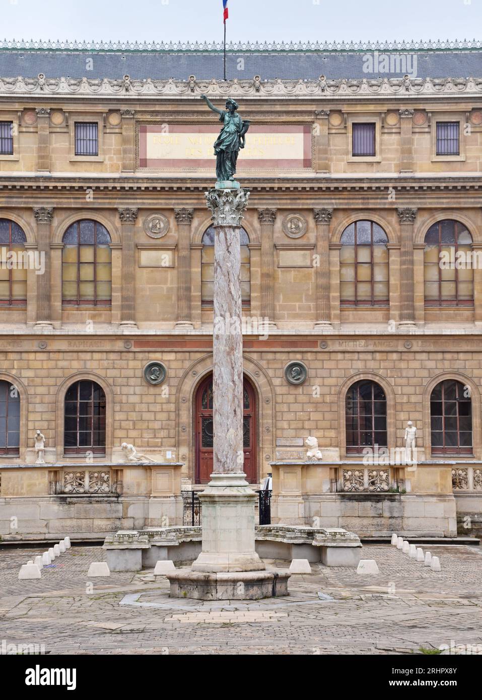 Facciata principale del Palais des Études dell'École National Superiere des Beaux Arts, a Parigi, Francia, completato nel 1839, architetto Félix Duban. Foto Stock