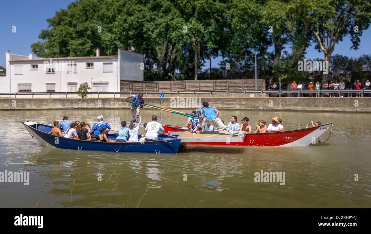 Pesca nel Canal du Midi a Sallèles d'Aude. Il canale fu completato nel 1681. Progettato da Pierre-Paul Riquet. Fa parte del patrimonio mondiale dell'UNESCO. Foto Stock