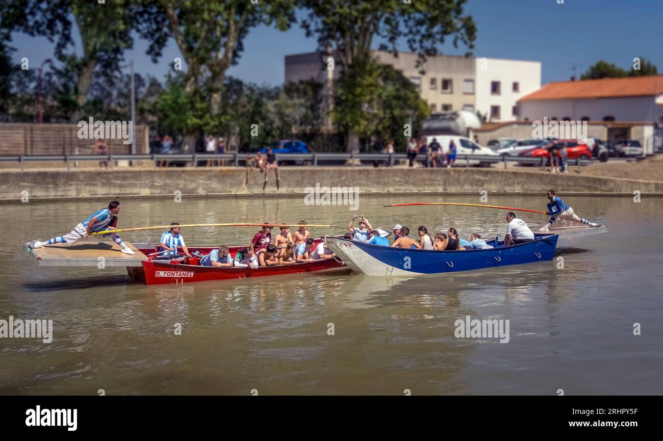 Pesca nel Canal du Midi a Sallèles d'Aude. Il canale fu completato nel 1681. Progettato da Pierre-Paul Riquet. Fa parte del patrimonio mondiale dell'UNESCO. Foto Stock