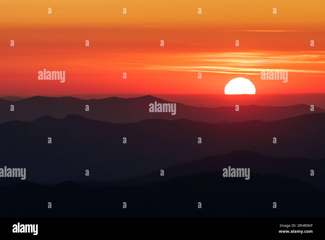 Sunset, Great Smoky Mountains National Park - Swain County, North Carolina. Il sole tramonta dietro gli strati di creste montuose visibili da Clingmans D. Foto Stock