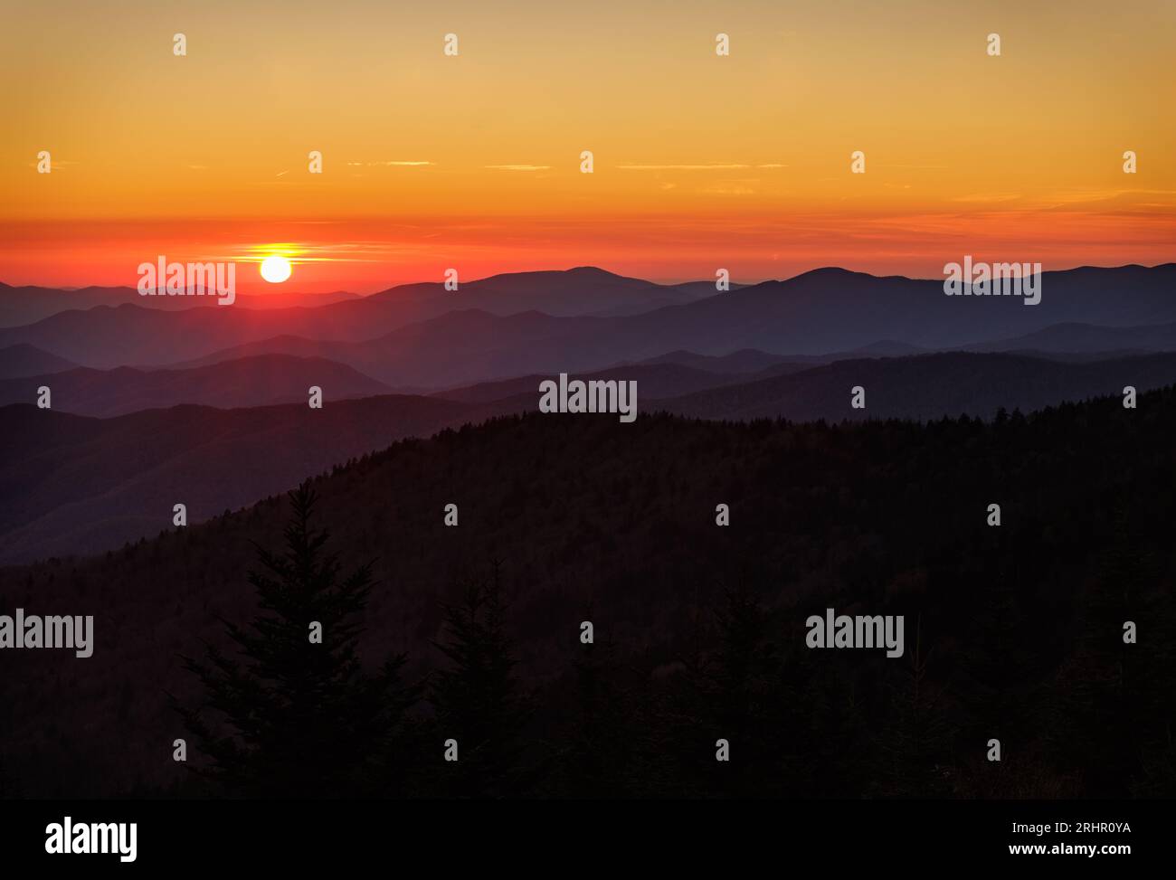Il sole tramonta sulle montagne degli Appalachi nel Great Smoky Mountains National Park. Foto Stock