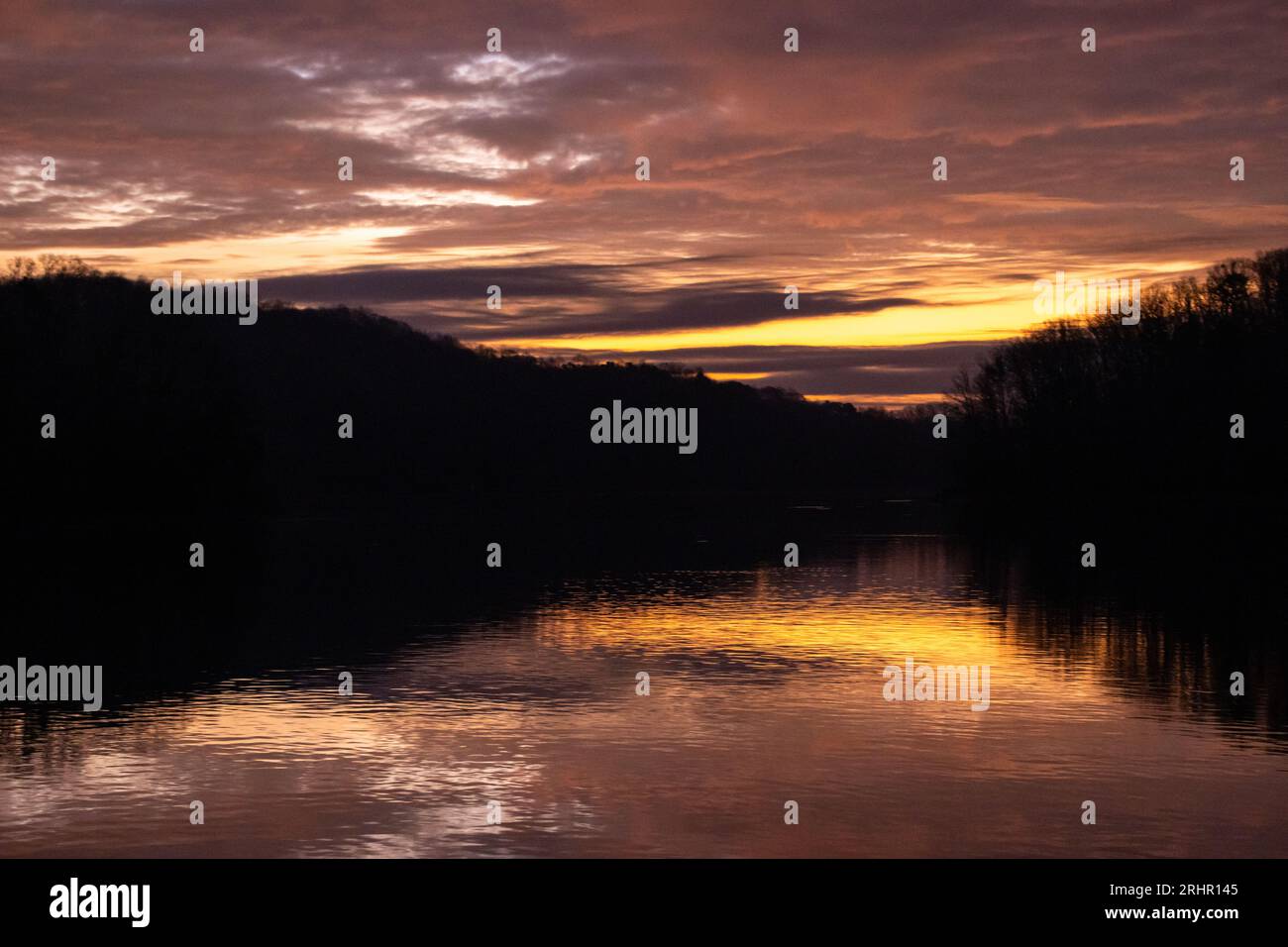 La prima luce di una mattina d'inverno si riflette sulla superficie del lago Lanier. Foto Stock