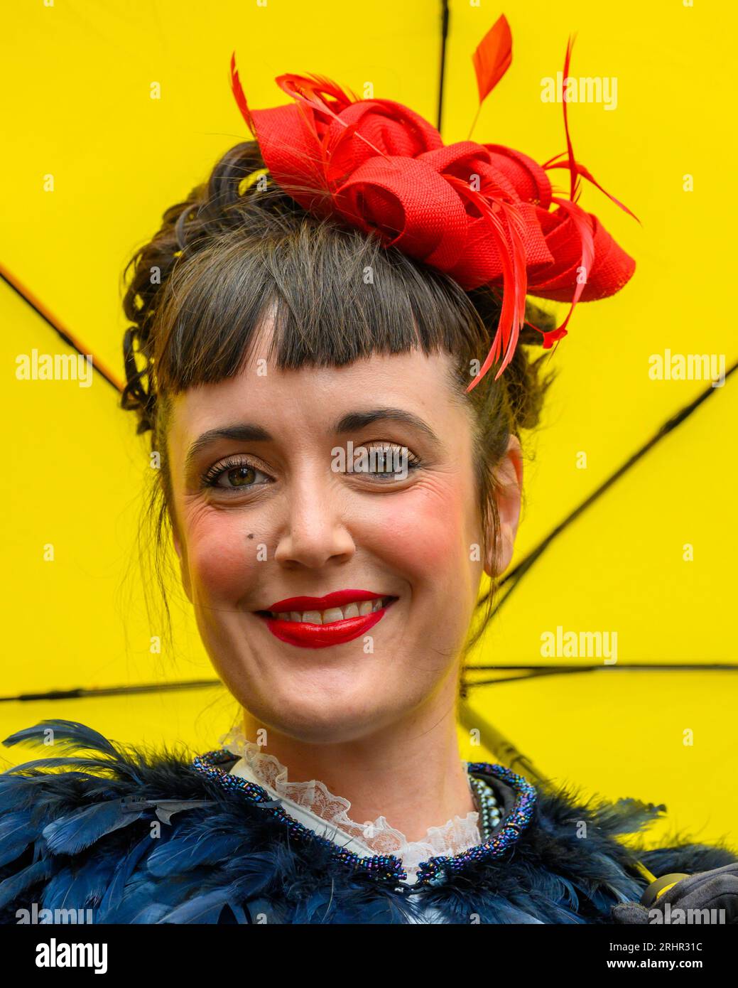 Edimburgo, Regno Unito. 17 agosto 2023. Lady con ombrello giallo brillante che promuove il suo show Credit: george robertson/Alamy Live News Foto Stock