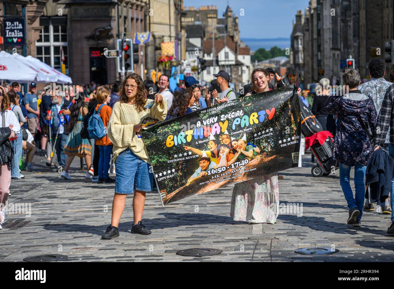 Edimburgo, Regno Unito. 17 agosto 2023. Intrattenitori di strada e attori pubblicizzano il loro spettacolo a Royal Mile di Edimburgo, in Scozia. Crediti: george robertson/Alamy Live News Foto Stock