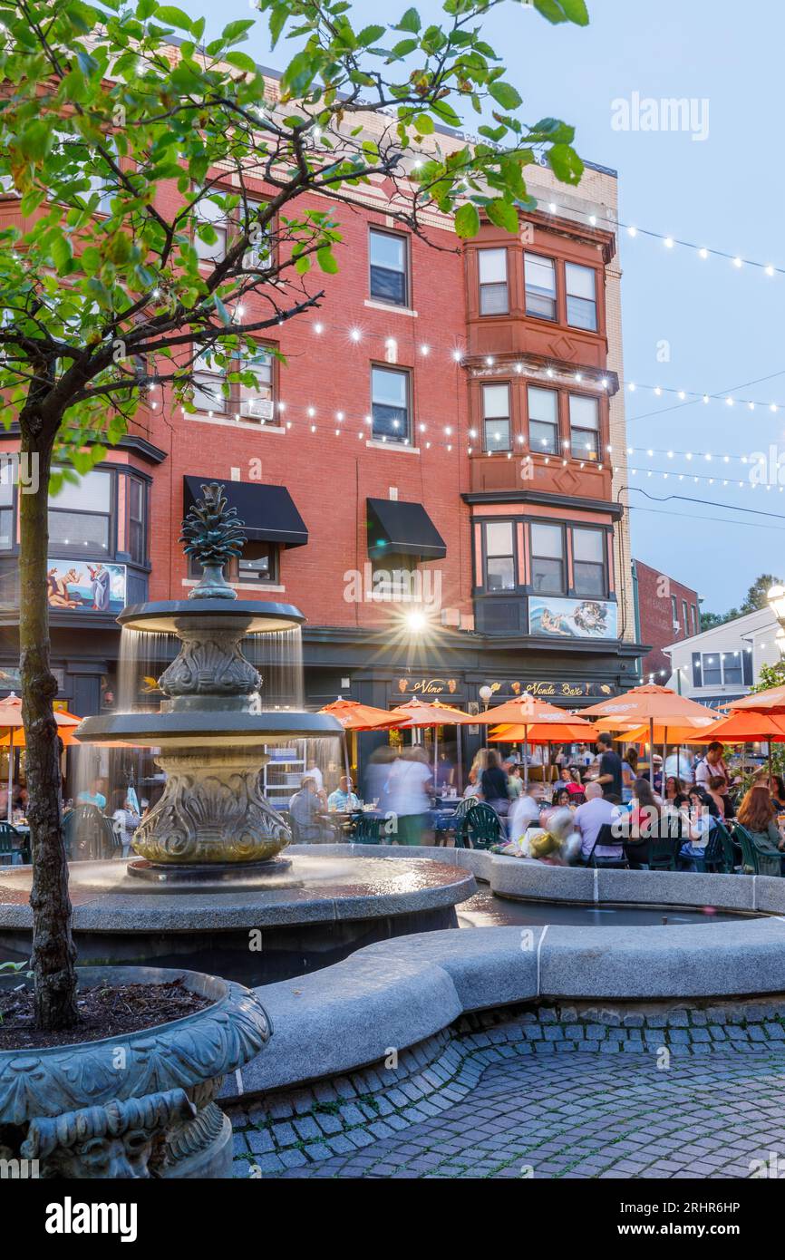 Cena all'aperto in stile italiano, serata estiva a Federal Hill a Providence, Rhode Island, USA Foto Stock