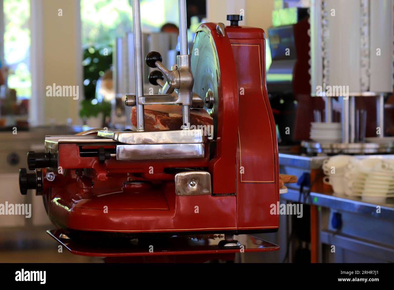 Tritatutto rosso, affettatrice in cucina, affettatrice Foto Stock