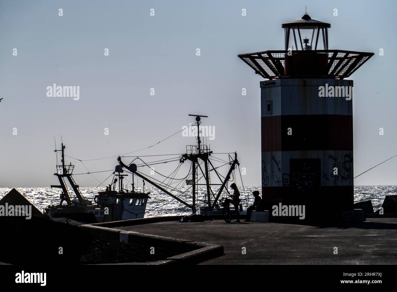 Taglierina da pesca TH10 DIRKJE, al largo della costa di Scheveningen, l'Aia, con reti sparse, faro di uscita del porto, Paesi Bassi Foto Stock