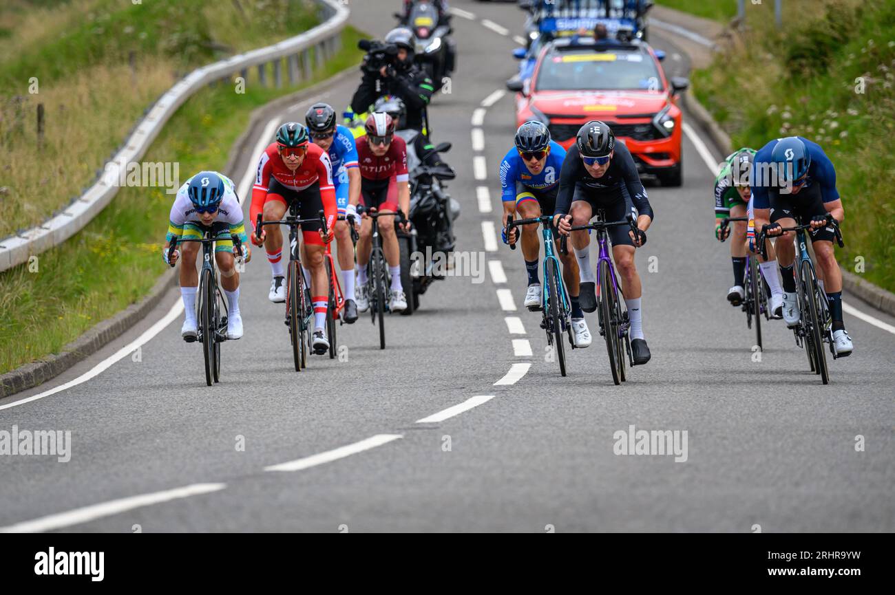 Concorrenti che scendono lungo la Crow Road durante il campionato del mondo UCI Mens Elite Cycling Road Race a Glasgow, in Scozia. Foto Stock