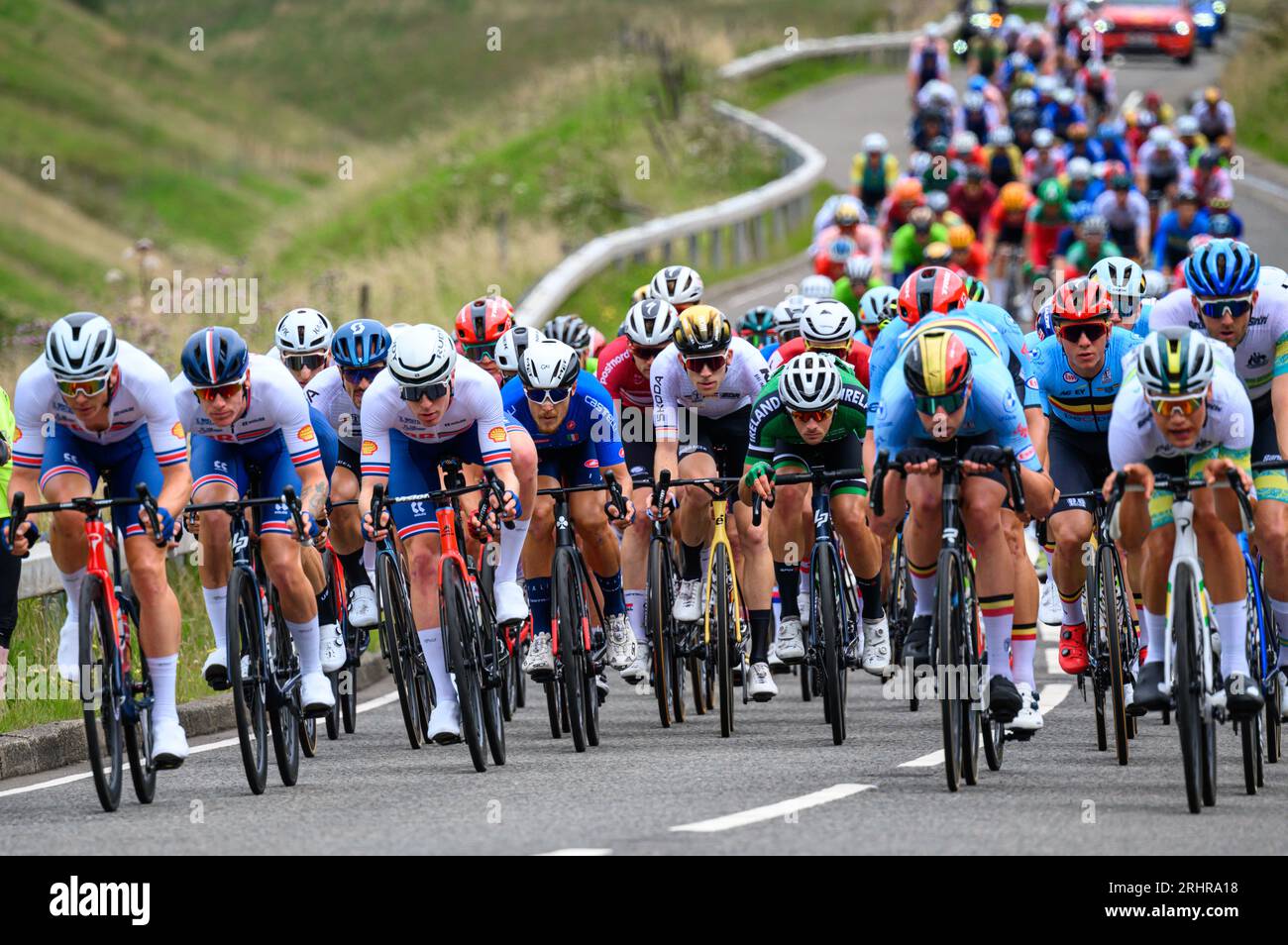 Concorrenti che scendono lungo la Crow Road durante il campionato del mondo UCI Mens Elite Cycling Road Race a Glasgow, in Scozia. Foto Stock