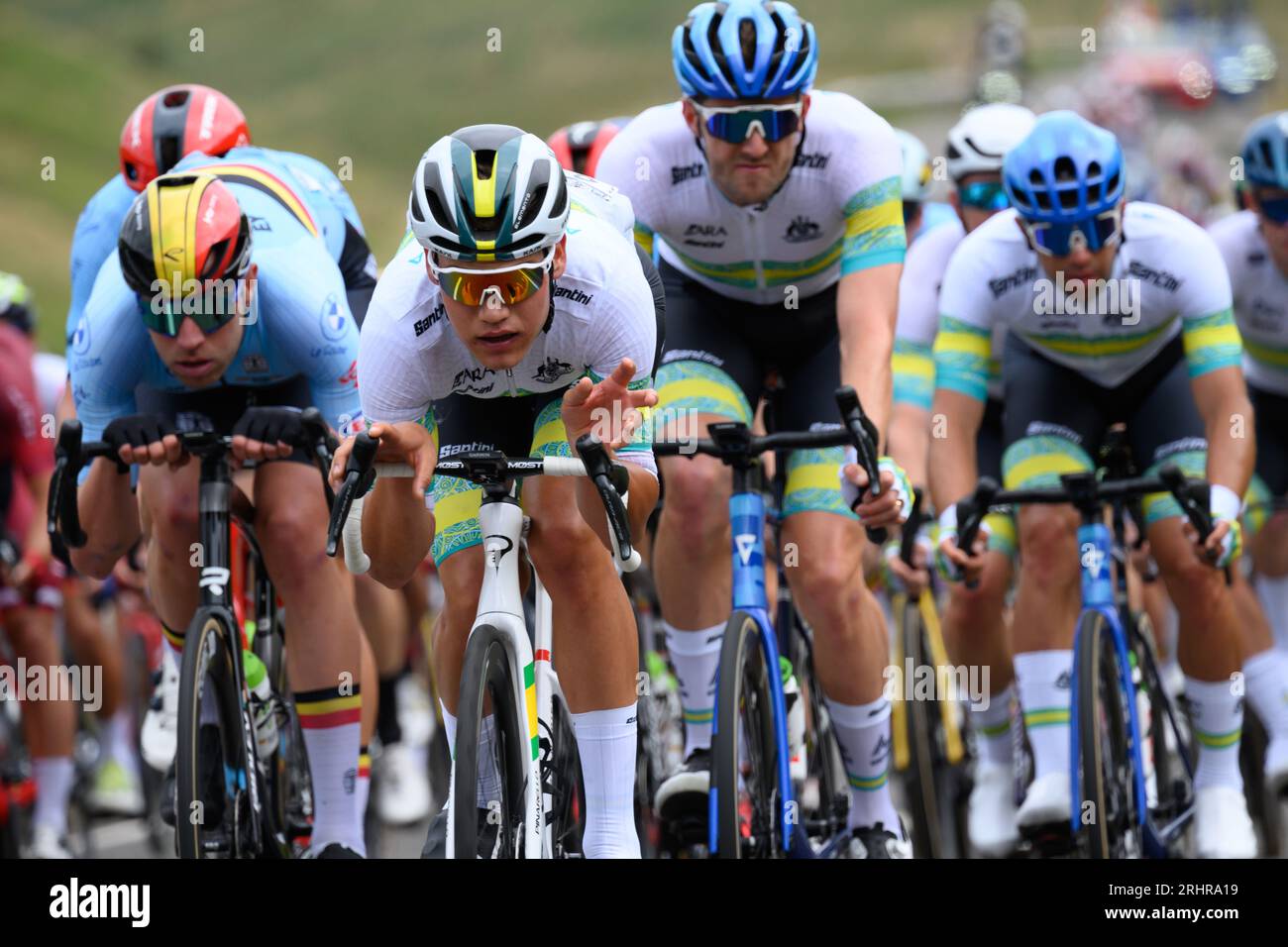 Concorrenti che scendono lungo la Crow Road durante il campionato del mondo UCI Mens Elite Cycling Road Race a Glasgow, in Scozia. Foto Stock