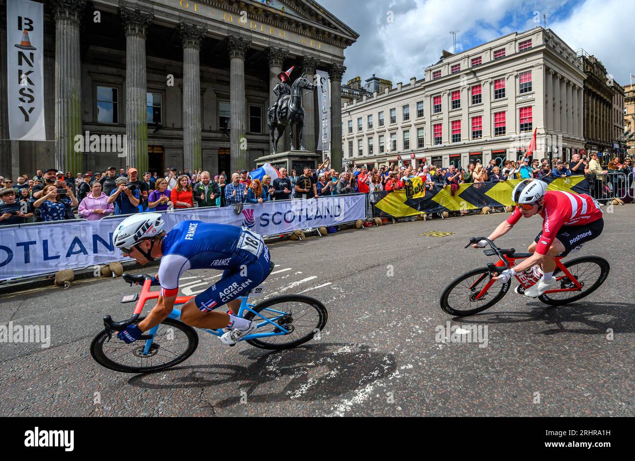 I concorrenti corrono davanti alla Statua di Wellington e GOMA nel centro di Glasgow durante il campionato del mondo UCI Mens Elite Cycling Road Race. Foto Stock