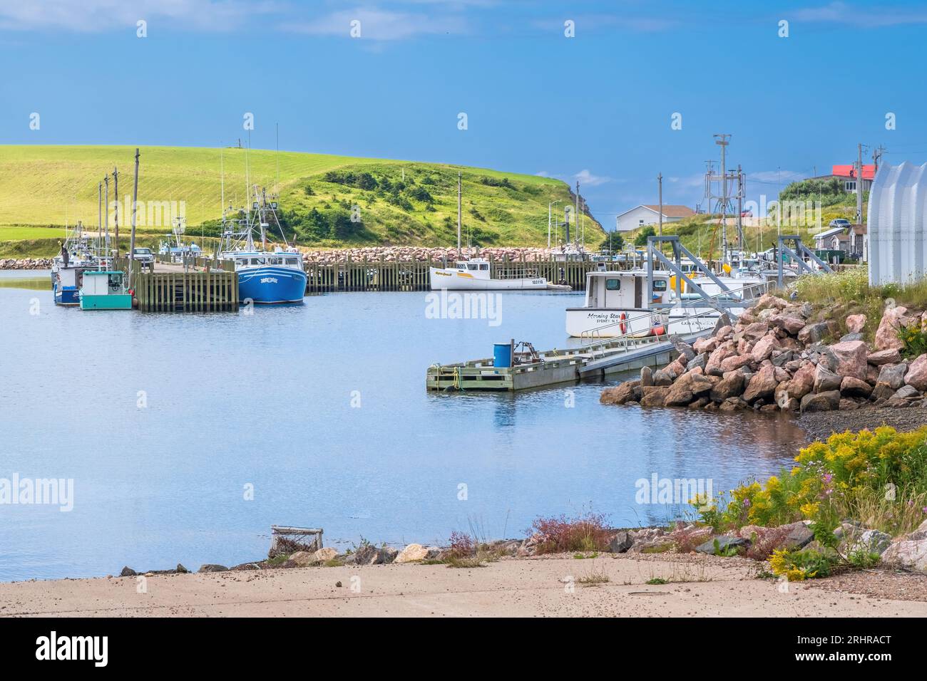 Bay St Lawrence è un piccolo villaggio di pescatori sulla punta settentrionale dell'isola di Cape Breton. Il villaggio ha un porto molto pittoresco con barche colorate Foto Stock