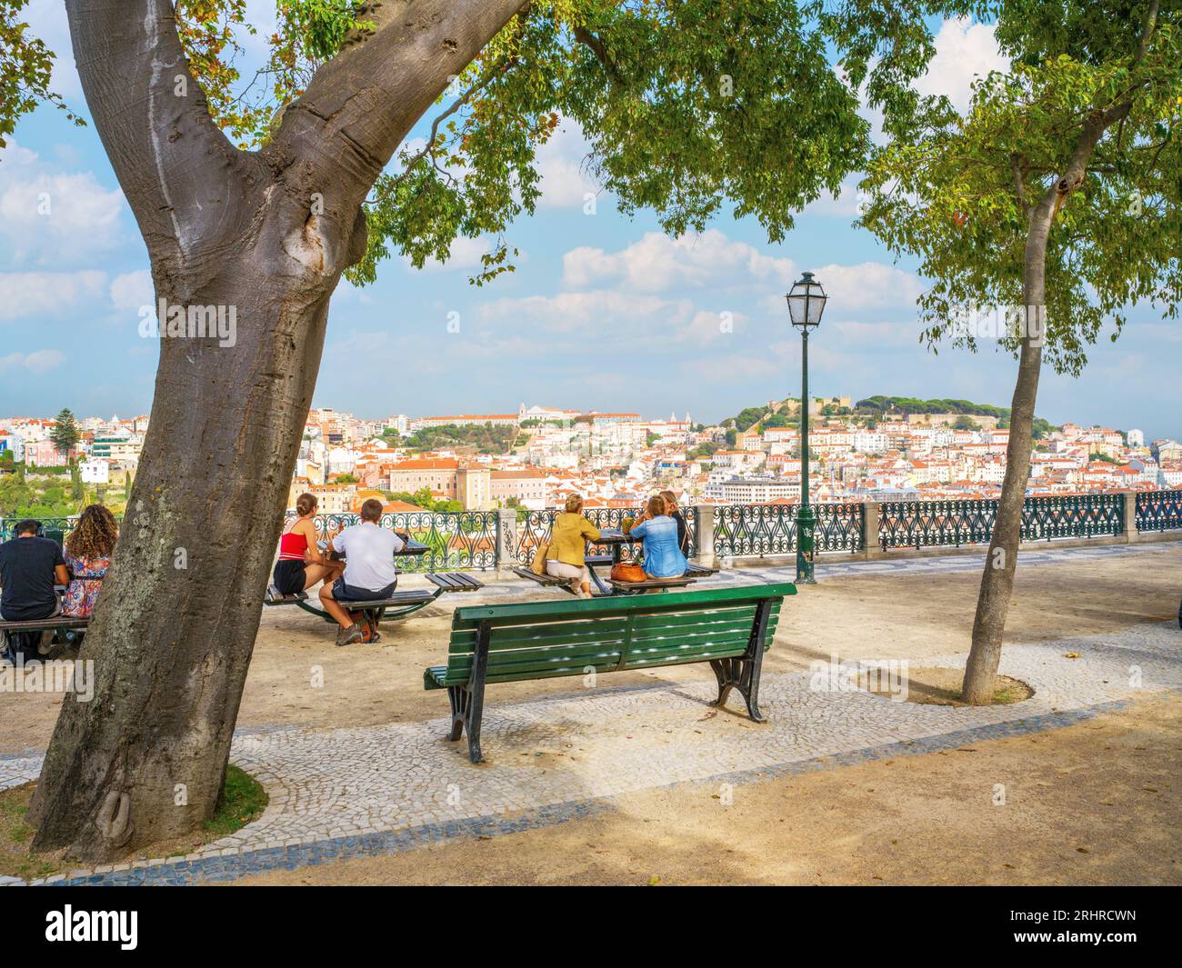 Miradouro de Sao Pedro de Alcantara Vista della città, paesaggio urbano con bellissimo Parco tra Chiado e Barrio Alto quartiere Lisbona, Portogallo, EUR Foto Stock