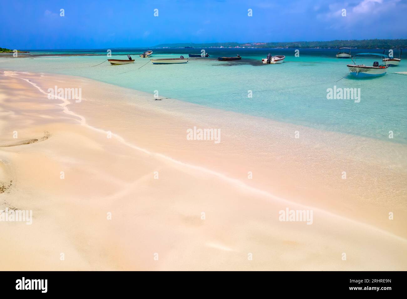 Acque limpide e sabbia bianca su una chiave di fronte all'isola di San Andres, Colombia Foto Stock