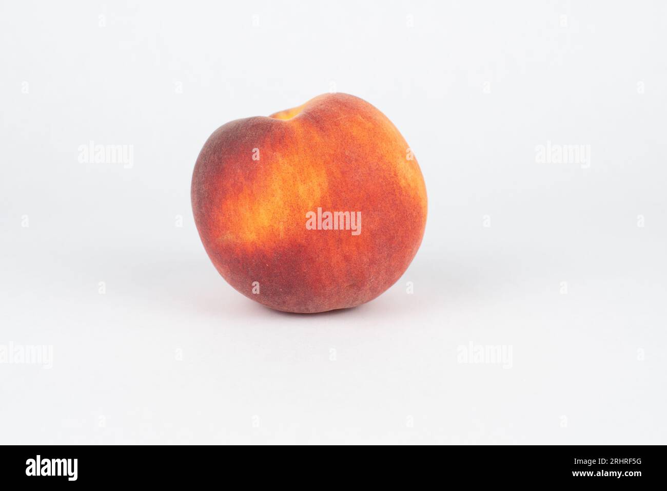 Nella frutta di stagione, singola pesca isolata Foto Stock