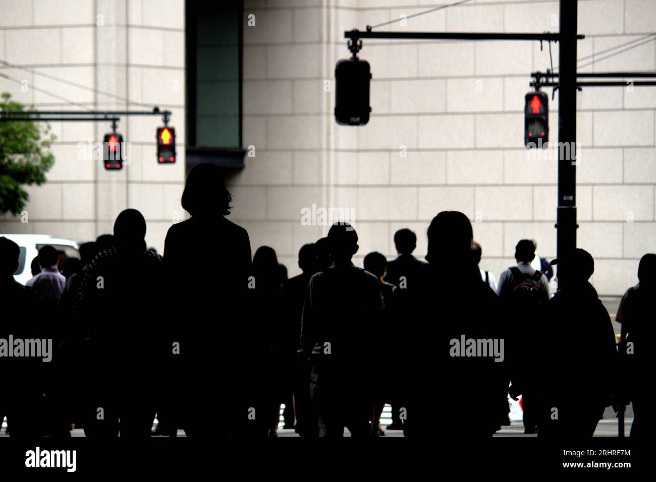 Vita quotidiana in Giappone "sagome di persone che pendono per il lavoro dalla stazione di Tokyo al mattino" Foto Stock
