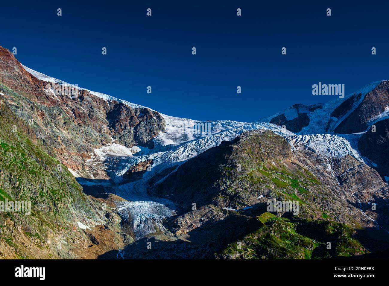 Montagne Alpi svizzere paesaggio estivo con ghiacciaio Foto Stock