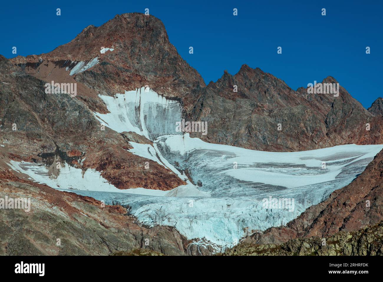 Montagne Alpi svizzere paesaggio estivo con ghiacciaio Foto Stock