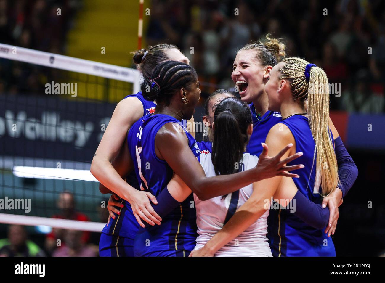 Monza, Italia. 18 agosto 2023. I giocatori Itay festeggiano durante il CEV EuroVolley 2023 Women Final Round Pool B la partita di pallavolo tra Italia e Zwitzerland all'Arena di Monza, Monza, Italia il 18 agosto 2023 crediti: Independent Photo Agency/Alamy Live News Foto Stock