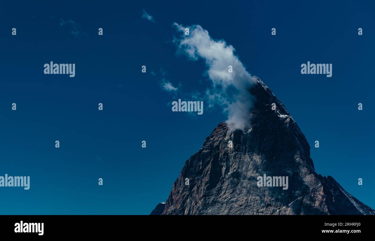 Cima del monte Cervino con nuvole nelle Alpi svizzere Foto Stock